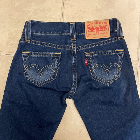 Women’s iconic slim dark blue Levi’s in a size 3 M/M. Excellent condition. - Picture 3 of 6